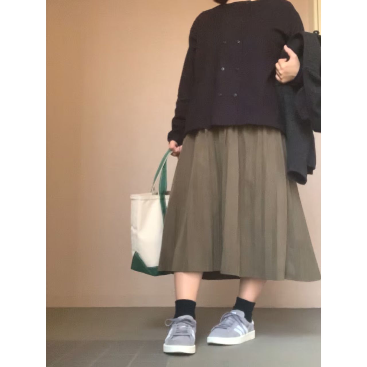 レディースのアディダスのキャンパスのダサくないおしゃれなコーディネート例