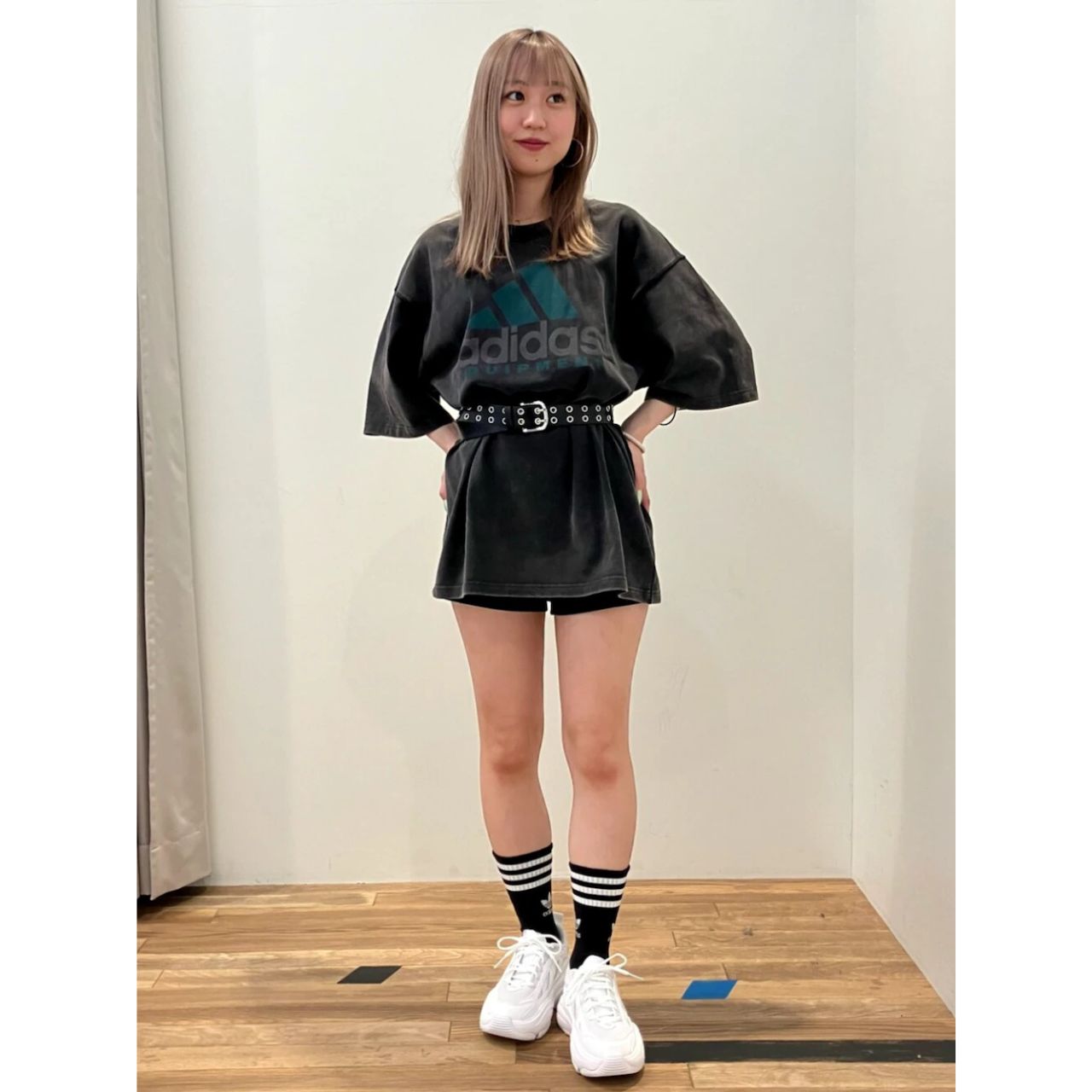 レディースのAdidasのオズガイアのダサくないおしゃれなコーディネート例
