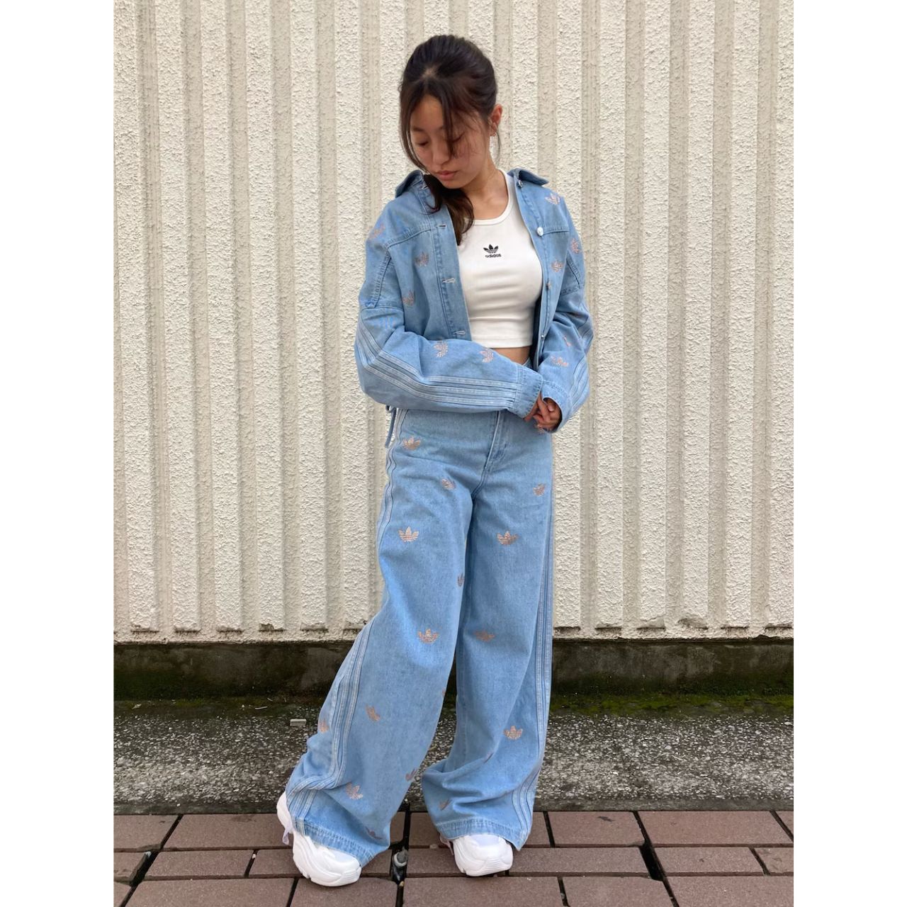 レディースのAdidasのオズガイアのダサくないおしゃれなコーディネート例
