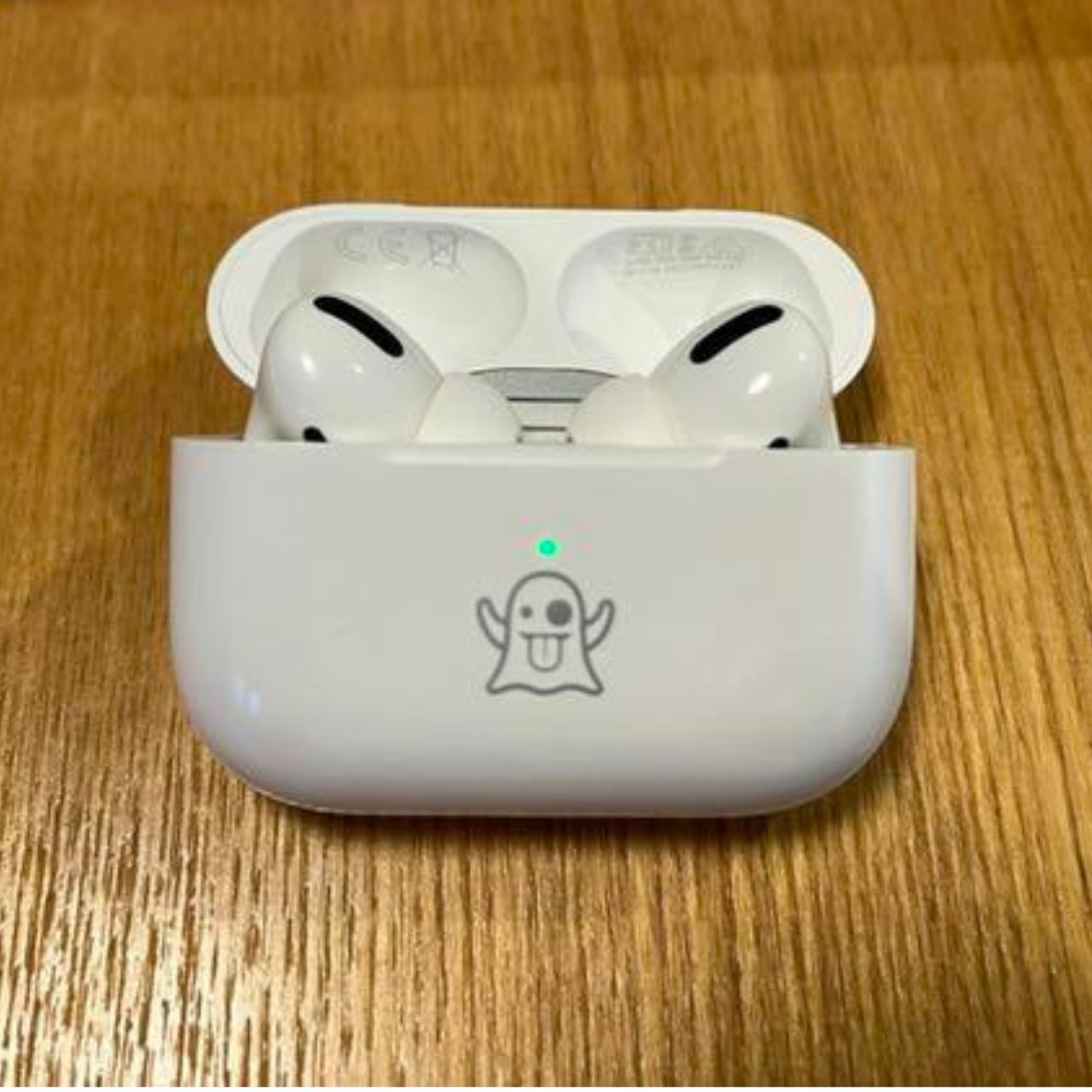 レディースのairpodsの刻印のダサくないおしゃれなコーディネート例
