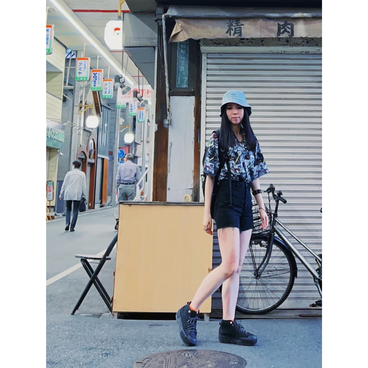 レディースの総柄シャツのダサくないおしゃれなコーディネート例