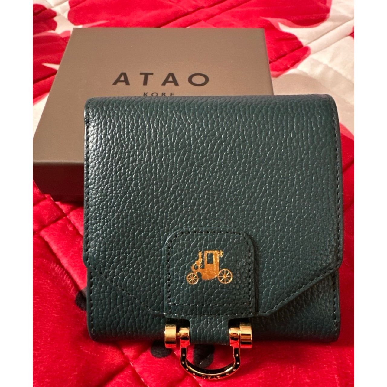 レディースのアタオの財布のおしゃれなコーディネート例
