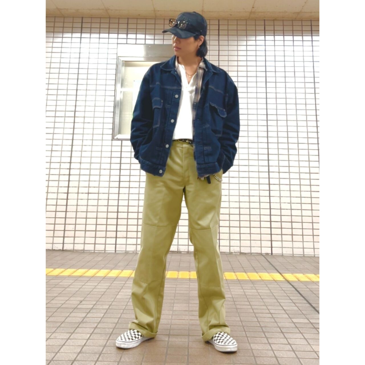 メンズのAVIREXのキャップのダサくないおしゃれなコーディネート例