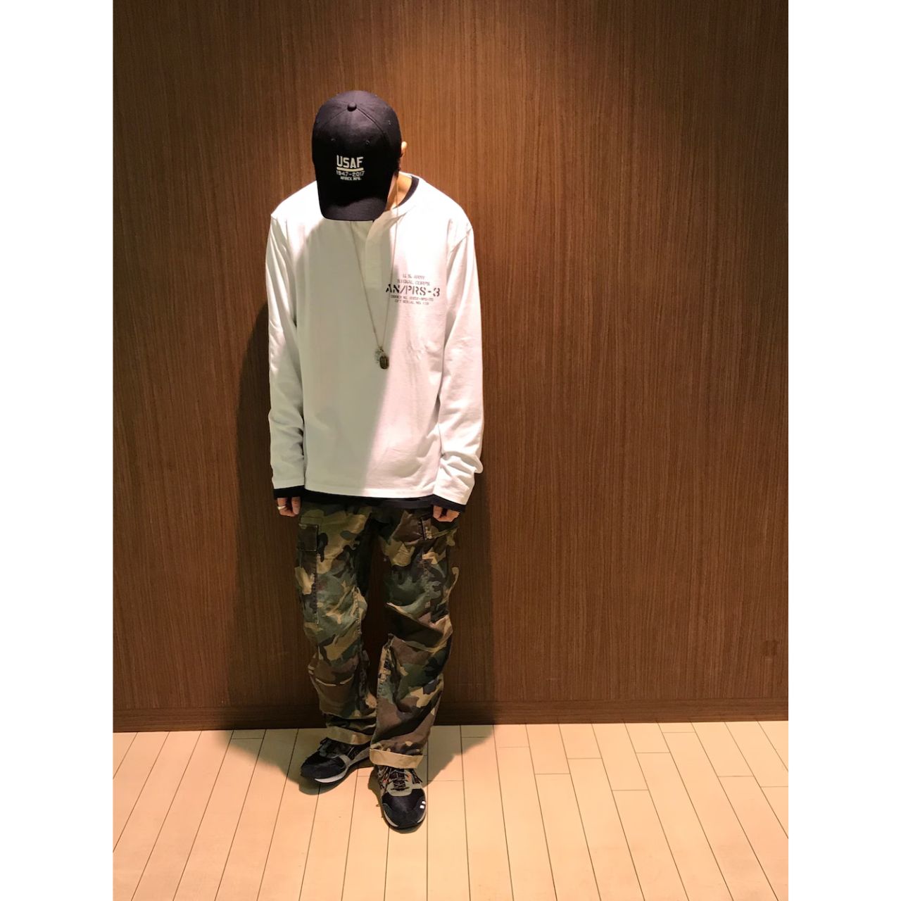 メンズのAVIREXのキャップのダサくないおしゃれなコーディネート例