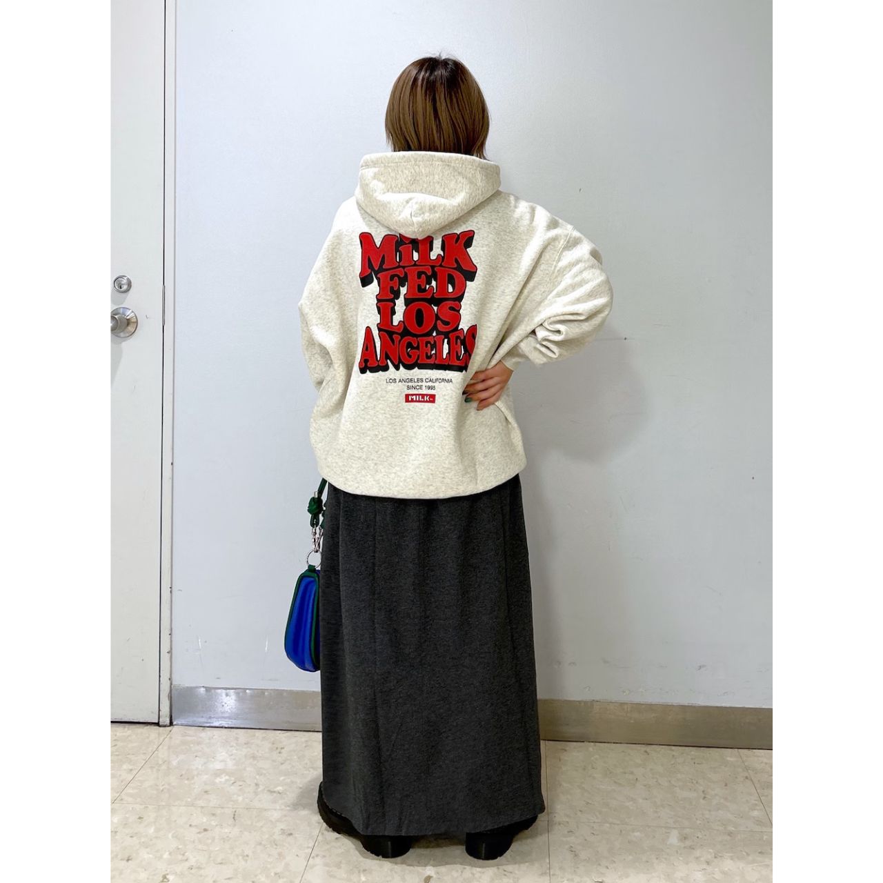 レディースのバックプリントパーカーのダサくないおしゃれなコーディネート例