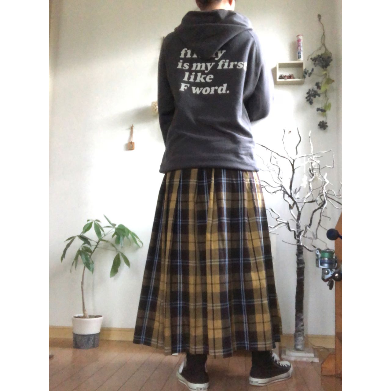 レディースのバックプリントパーカーのダサくないおしゃれなコーディネート例