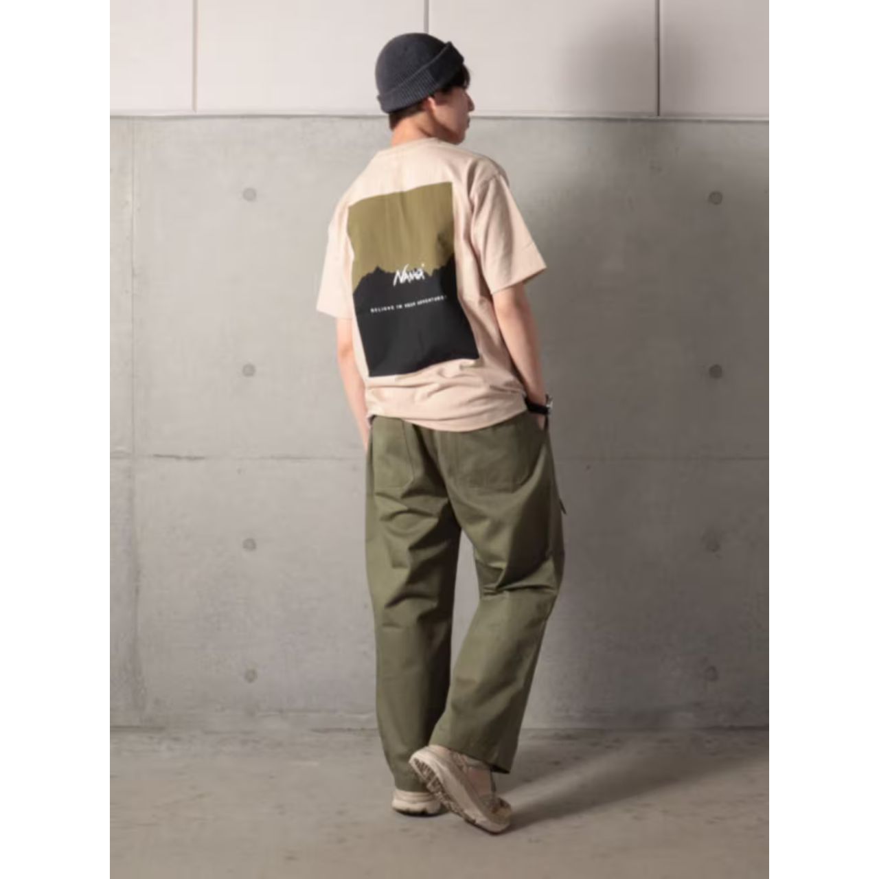 メンズのバックプリントTシャツのダサくないおしゃれなコーディネート例