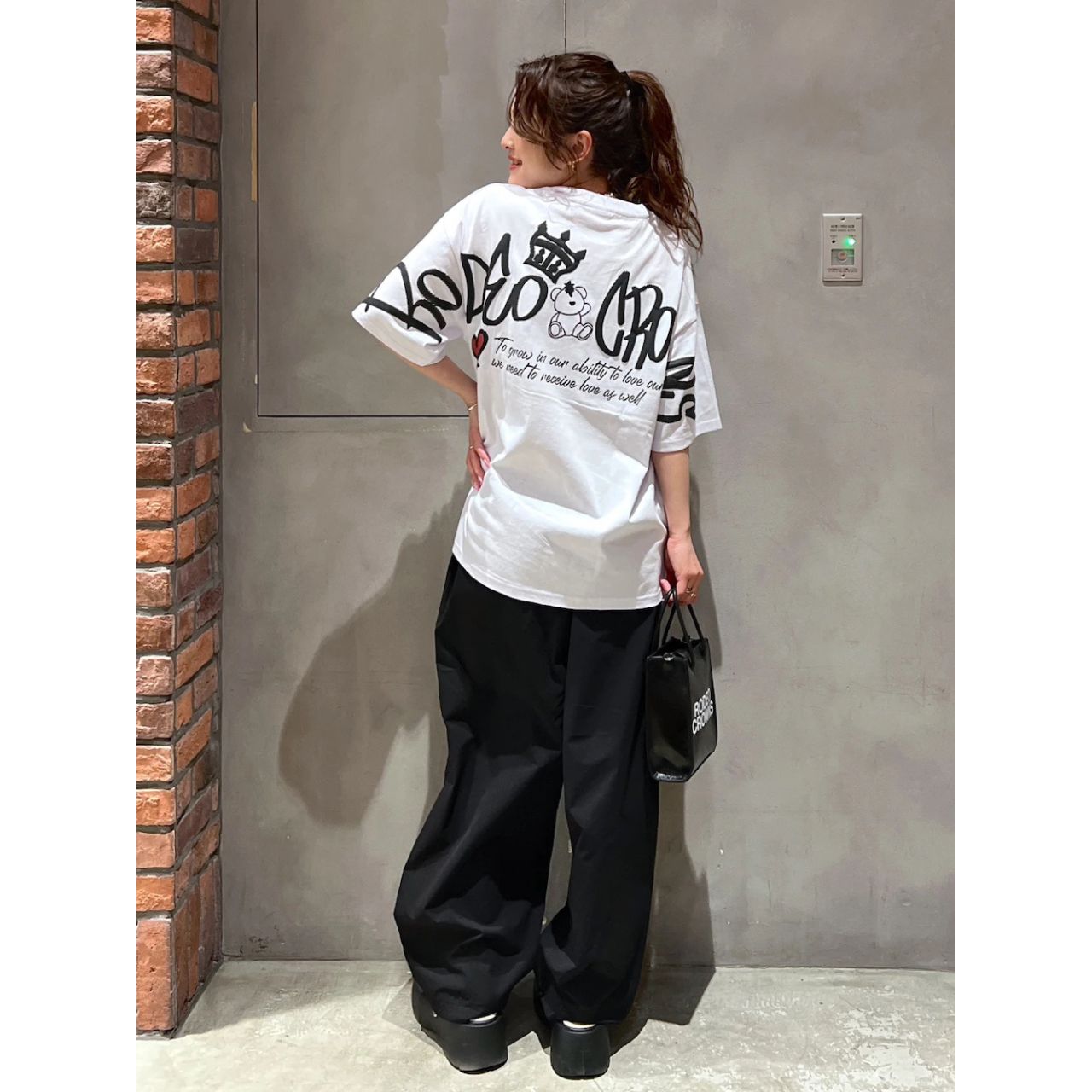 レディースのバックプリントTシャツのダサくないおしゃれなコーディネート例
