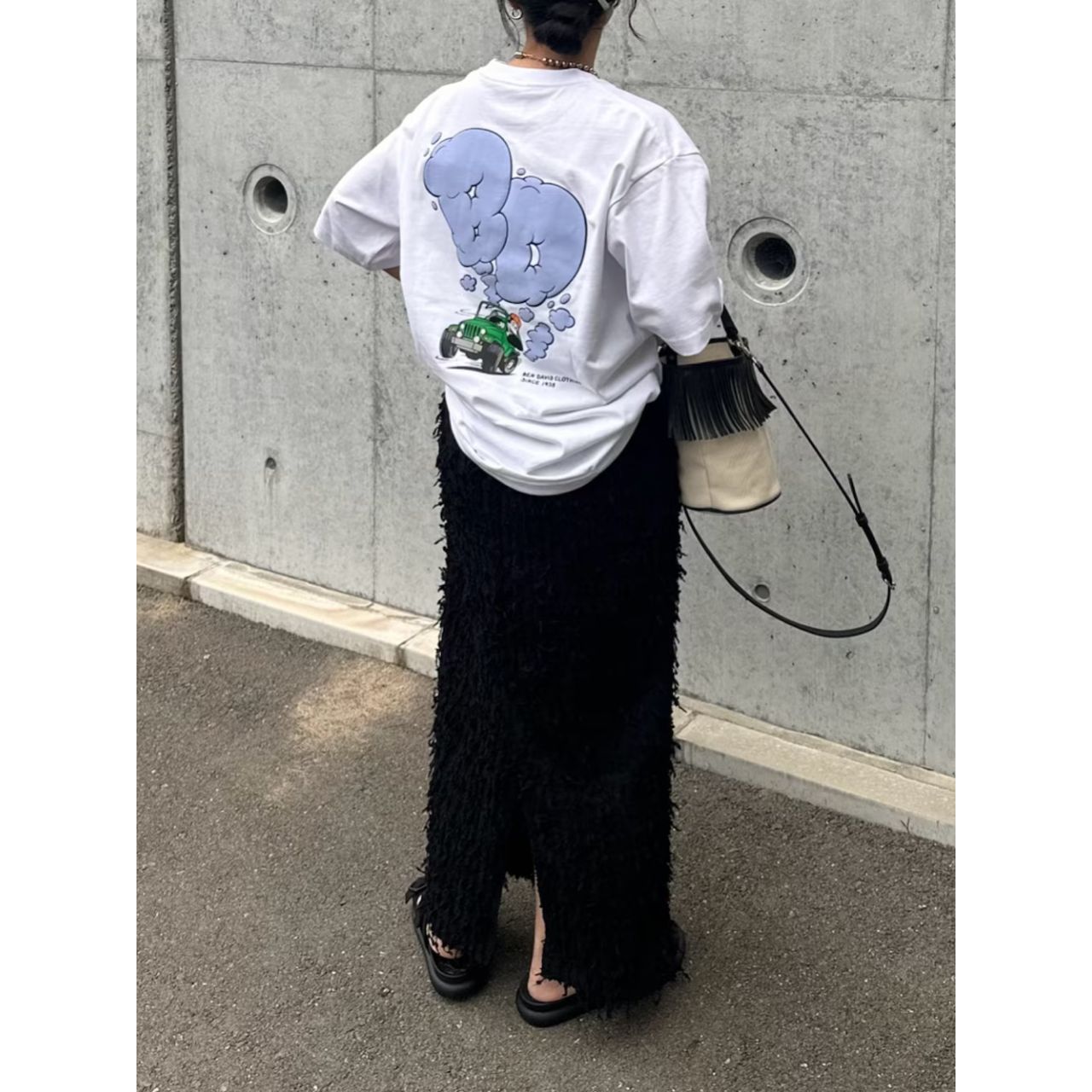 レディースのバックプリントTシャツのダサくないおしゃれなコーディネート例