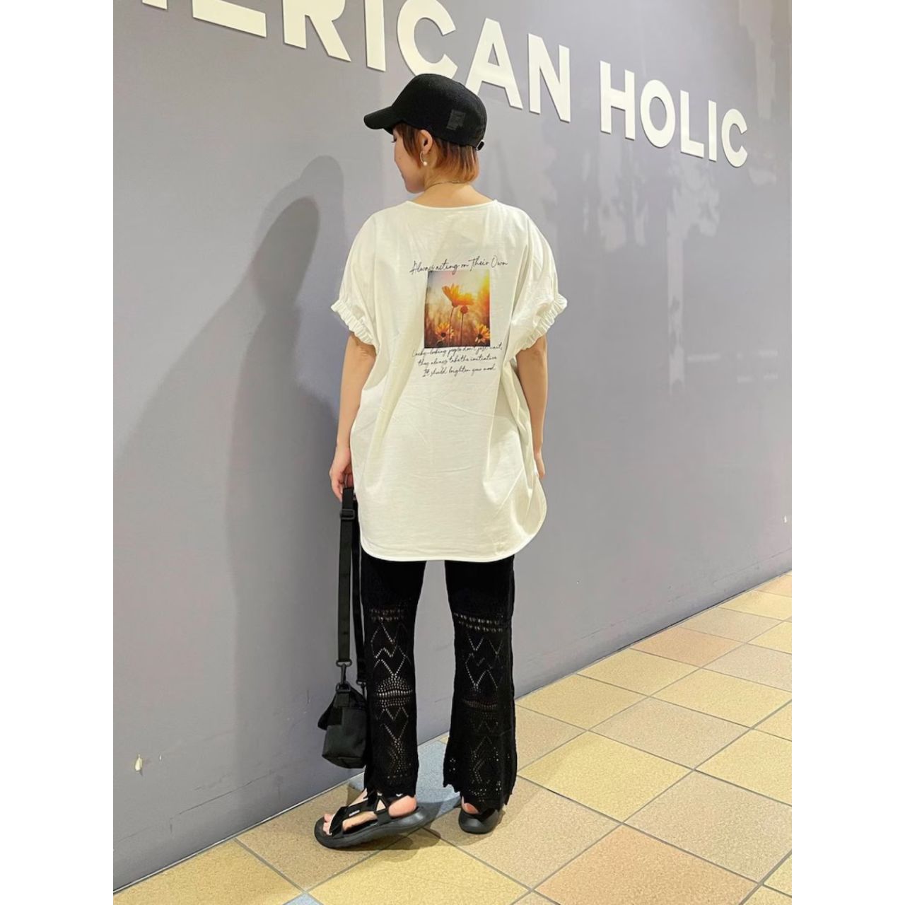 レディースのバックプリントTシャツのダサくないおしゃれなコーディネート例
