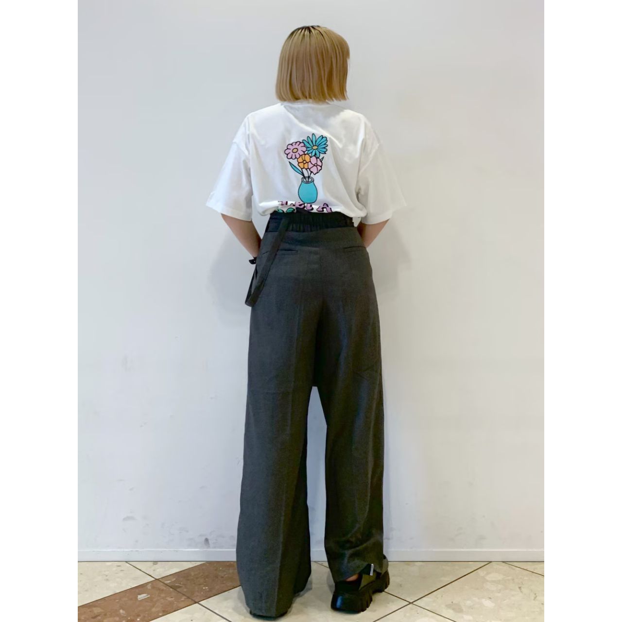 レディースのバックプリントTシャツのダサくないおしゃれなコーディネート例