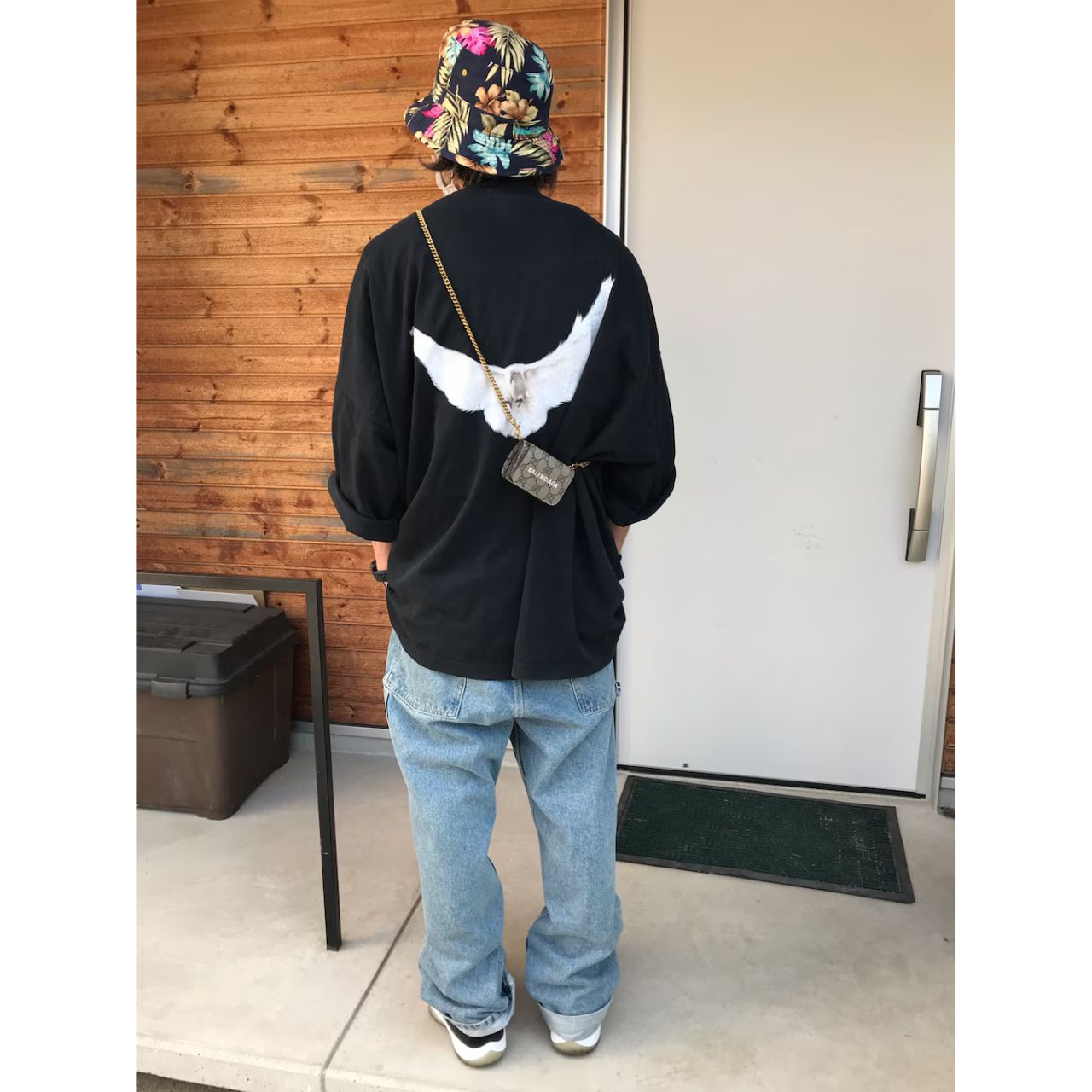 メンズのバレンシアガの財布のダサくないおしゃれなコーディネート例
