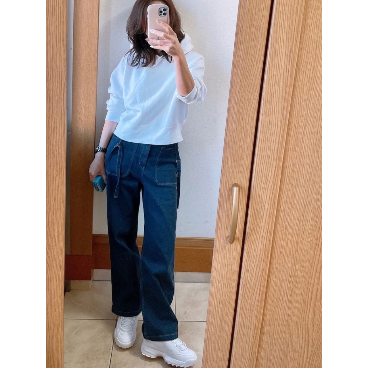 レディースのバレンシアガの財布のダサくないおしゃれなコーディネート例
