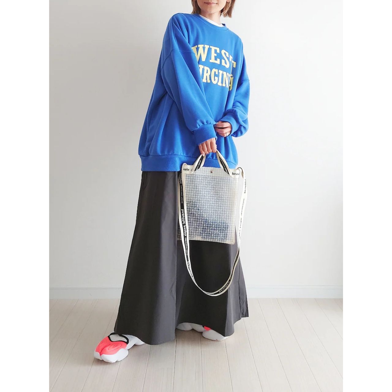 レディースのバレンシアガの財布のダサくないおしゃれなコーディネート例
