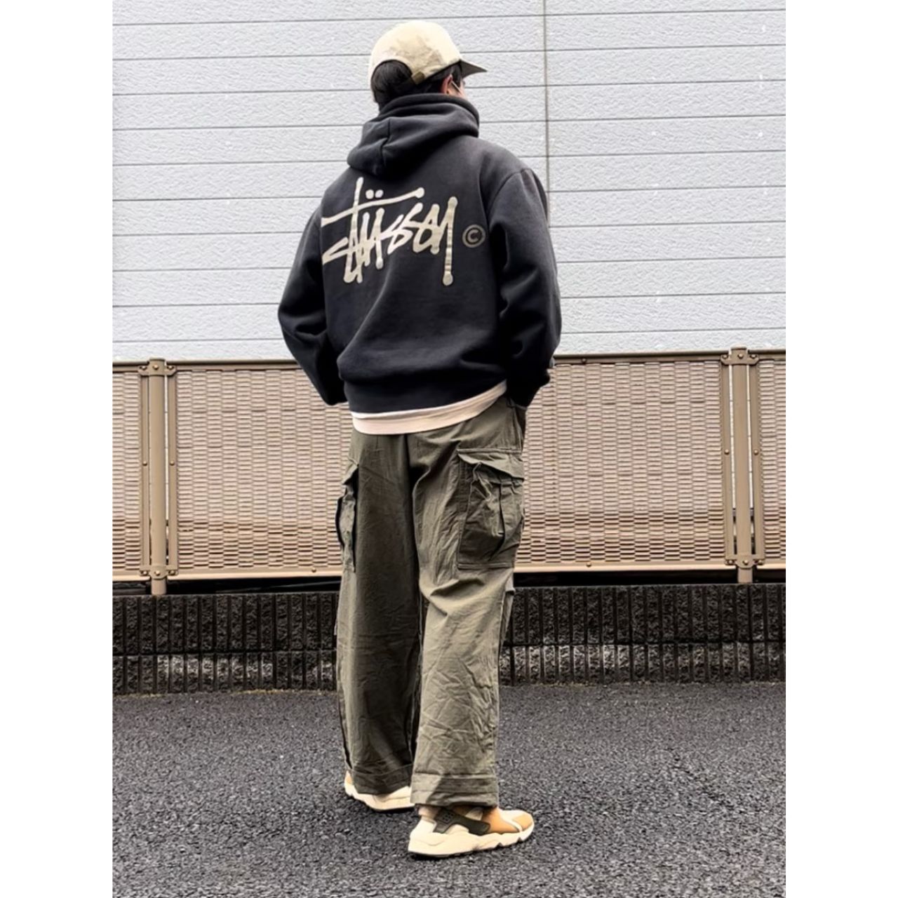 メンズのベージュキャップのダサくないおしゃれなコーディネート例