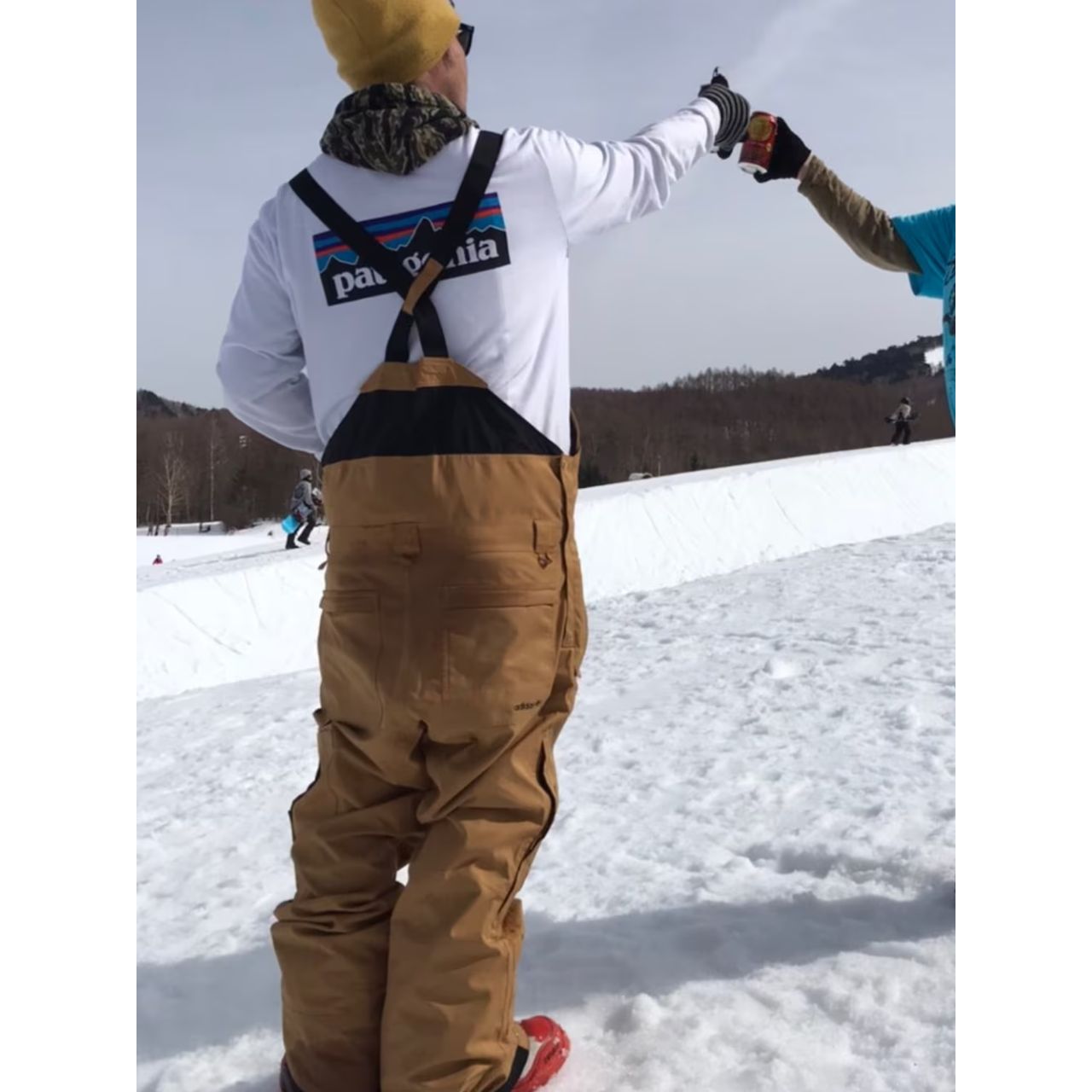 メンズのビブパンツのダサくないおしゃれなコーディネート例