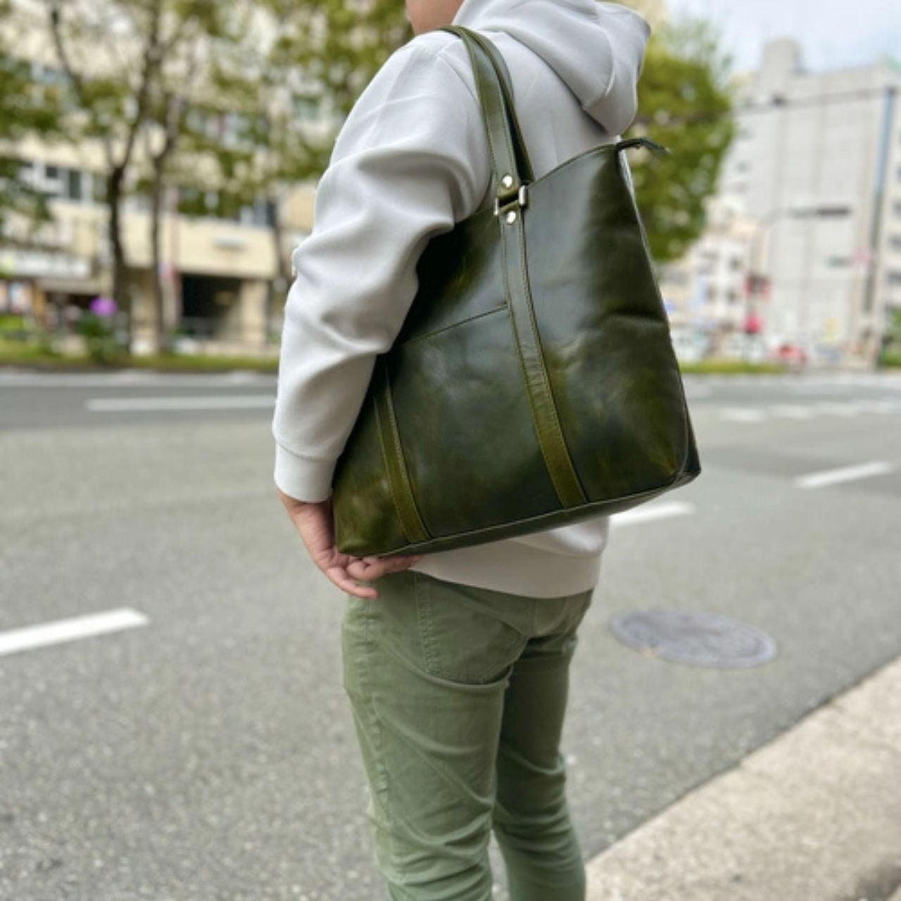 メンズの大きいバッグのダサくないおしゃれなコーディネート例