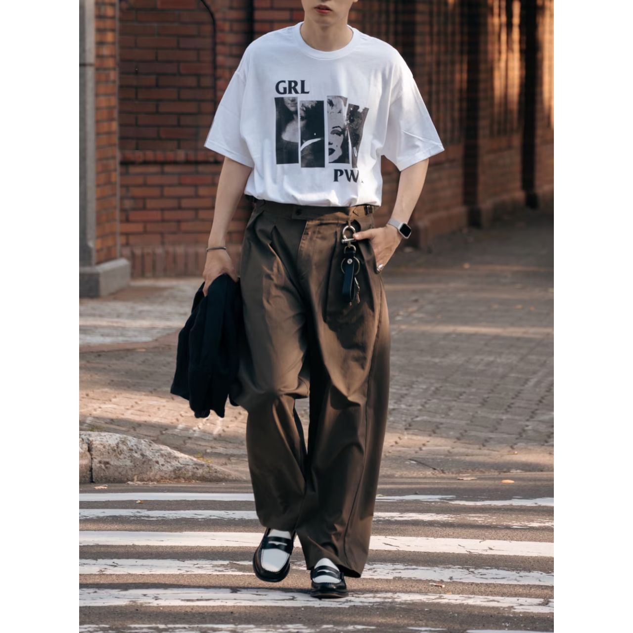 メンズのビッグロゴのTシャツのダサくないおしゃれなコーディネート例
