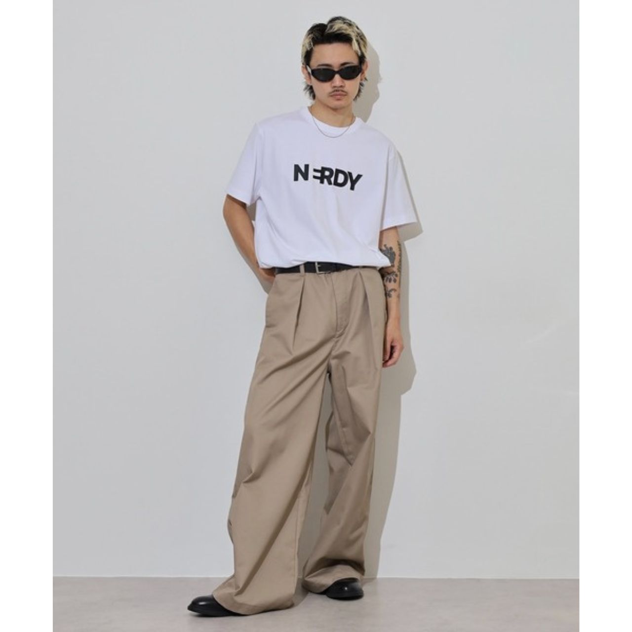 メンズのビッグロゴのTシャツのダサくないおしゃれなコーディネート例
