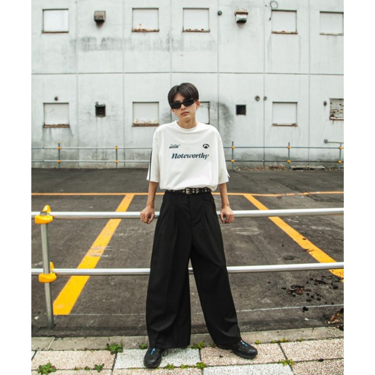 メンズのビッグロゴのTシャツのダサくないおしゃれなコーディネート例
