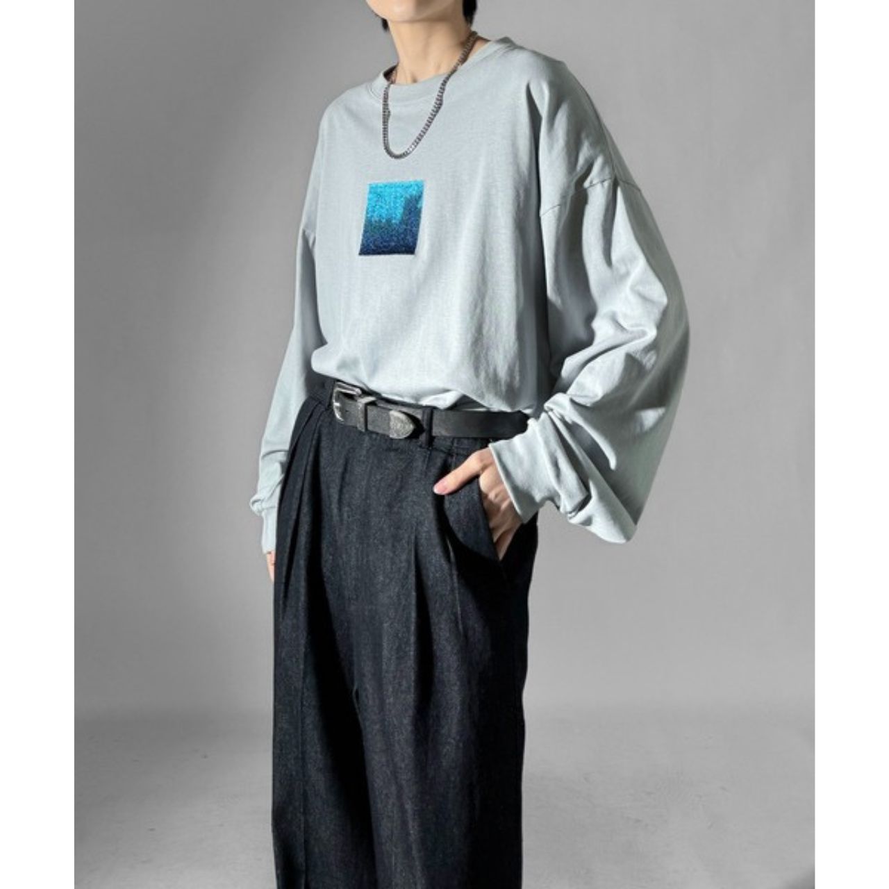 メンズのビッグロゴのTシャツのダサくないおしゃれなコーディネート例
