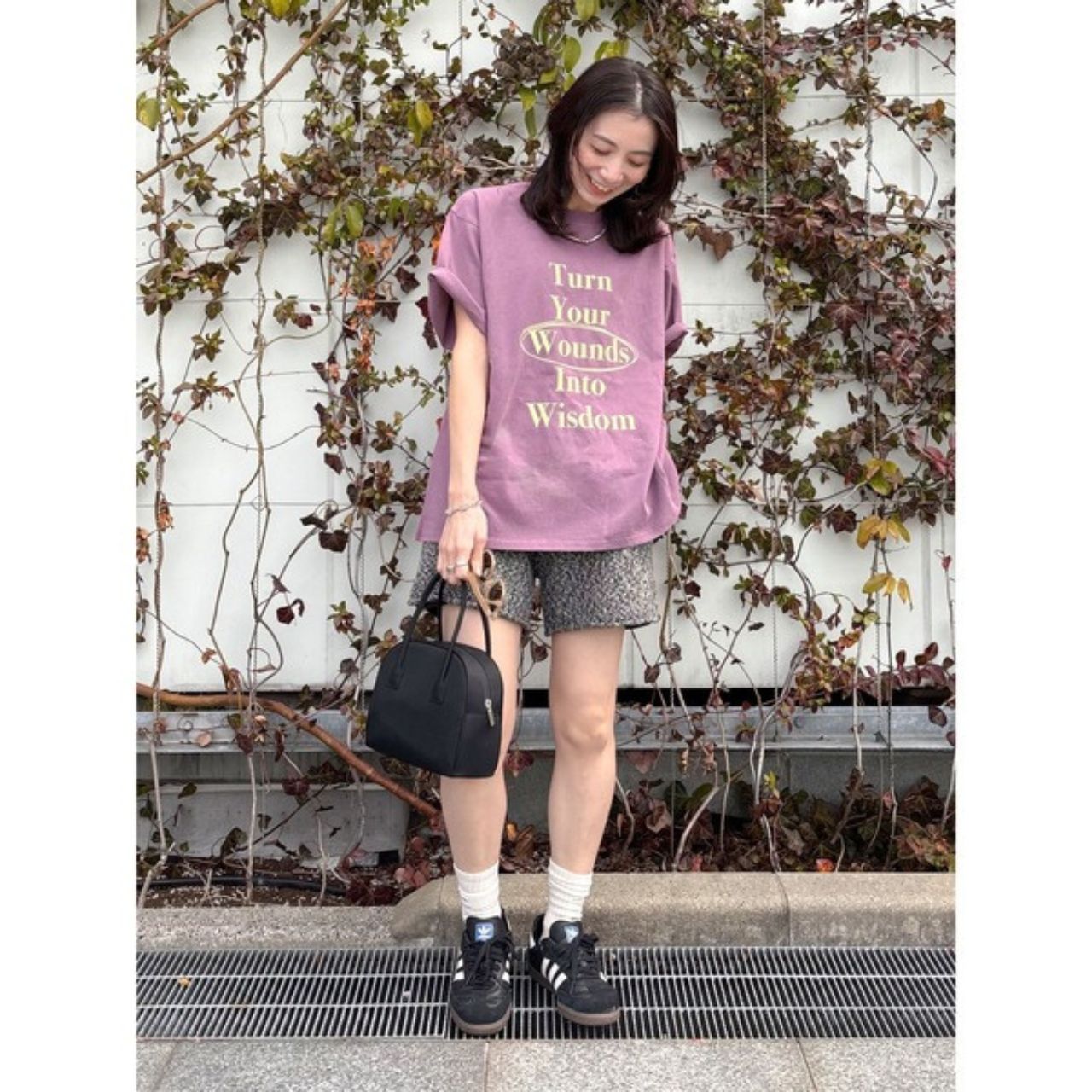 レディースのビッグロゴのTシャツのダサくないおしゃれなコーディネート例

