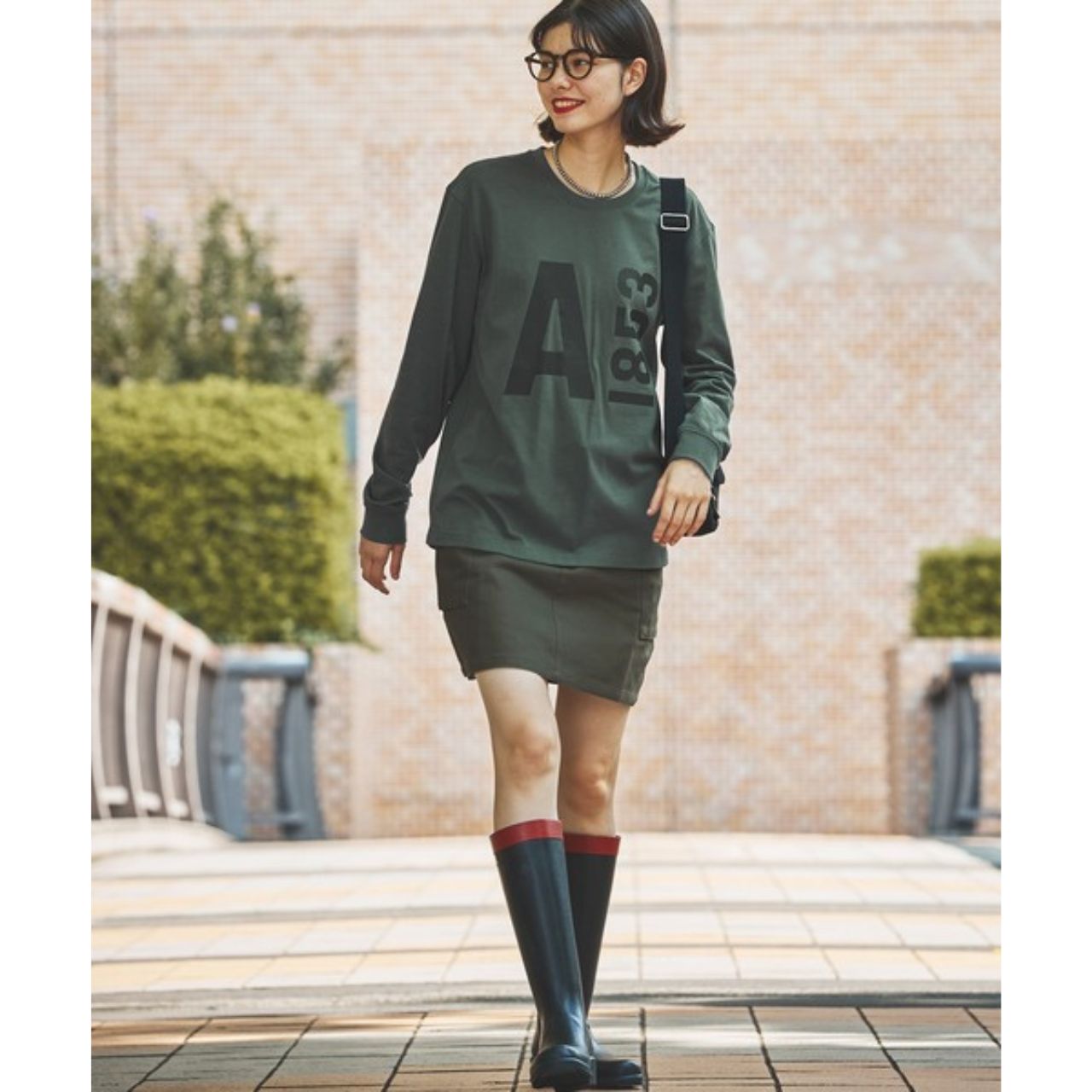レディースのビッグロゴのTシャツのダサくないおしゃれなコーディネート例
