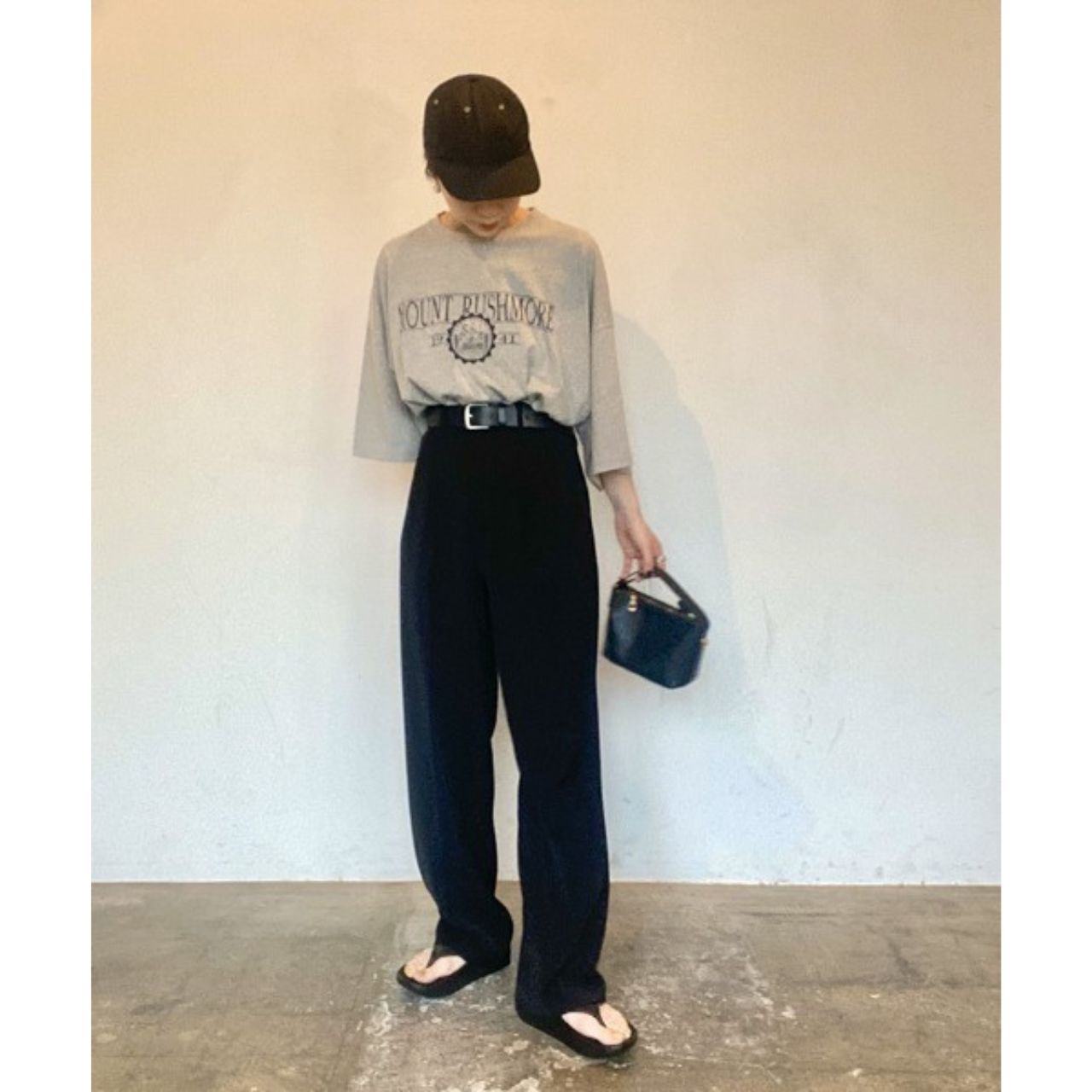 レディースのビッグロゴのTシャツのダサくないおしゃれなコーディネート例
