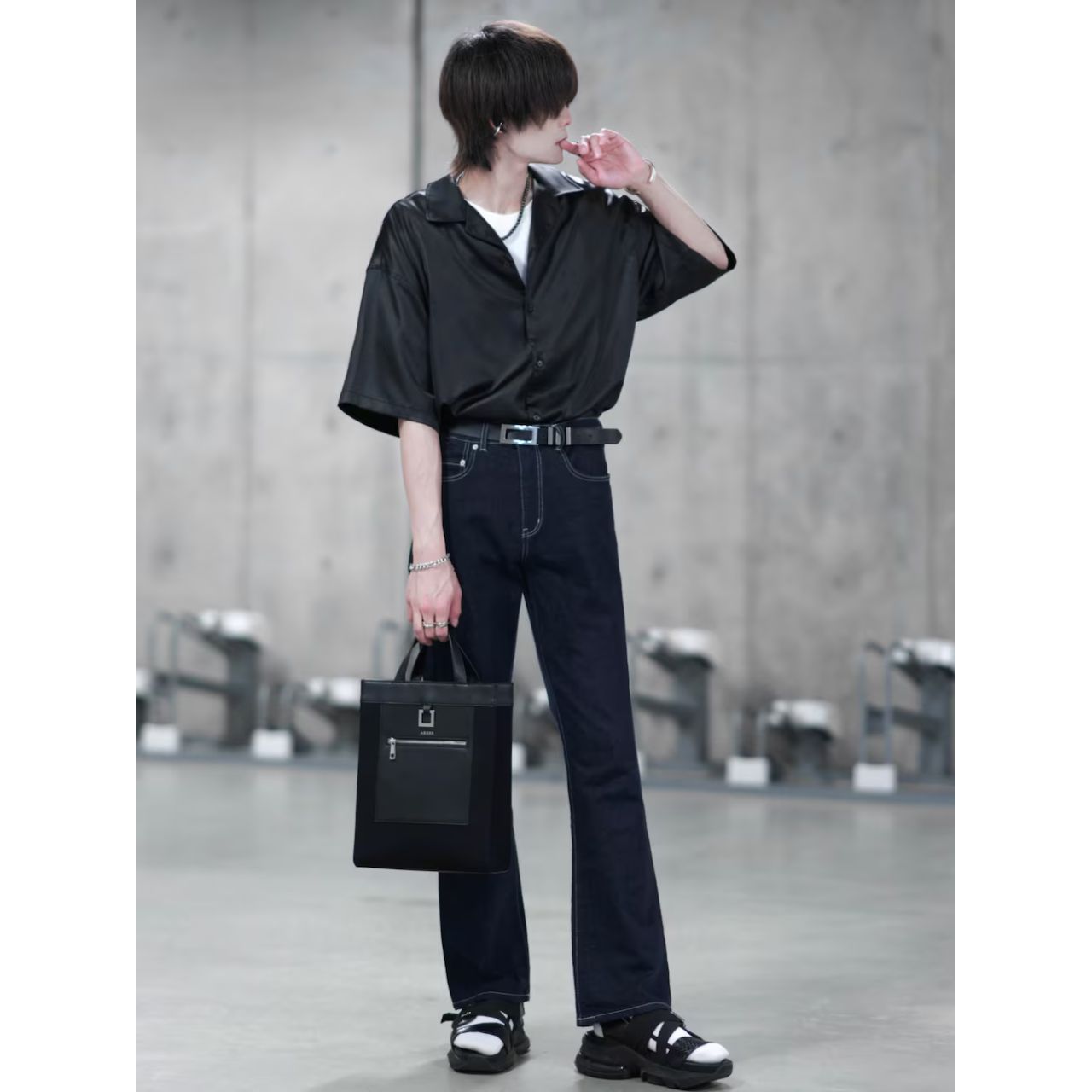 メンズの黒いネックレスのダサくないおしゃれなコーディネート例
