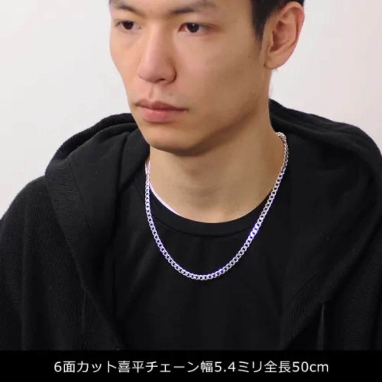 メンズのベネチアンチェーンのダサくないおしゃれなコーディネート例