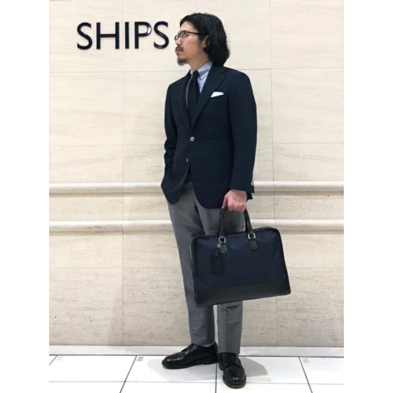 ④ーー画像のタイトル、代替テキスト メンズのナイロンのビジネスバッグのダサくないおしゃれなコーディネート例