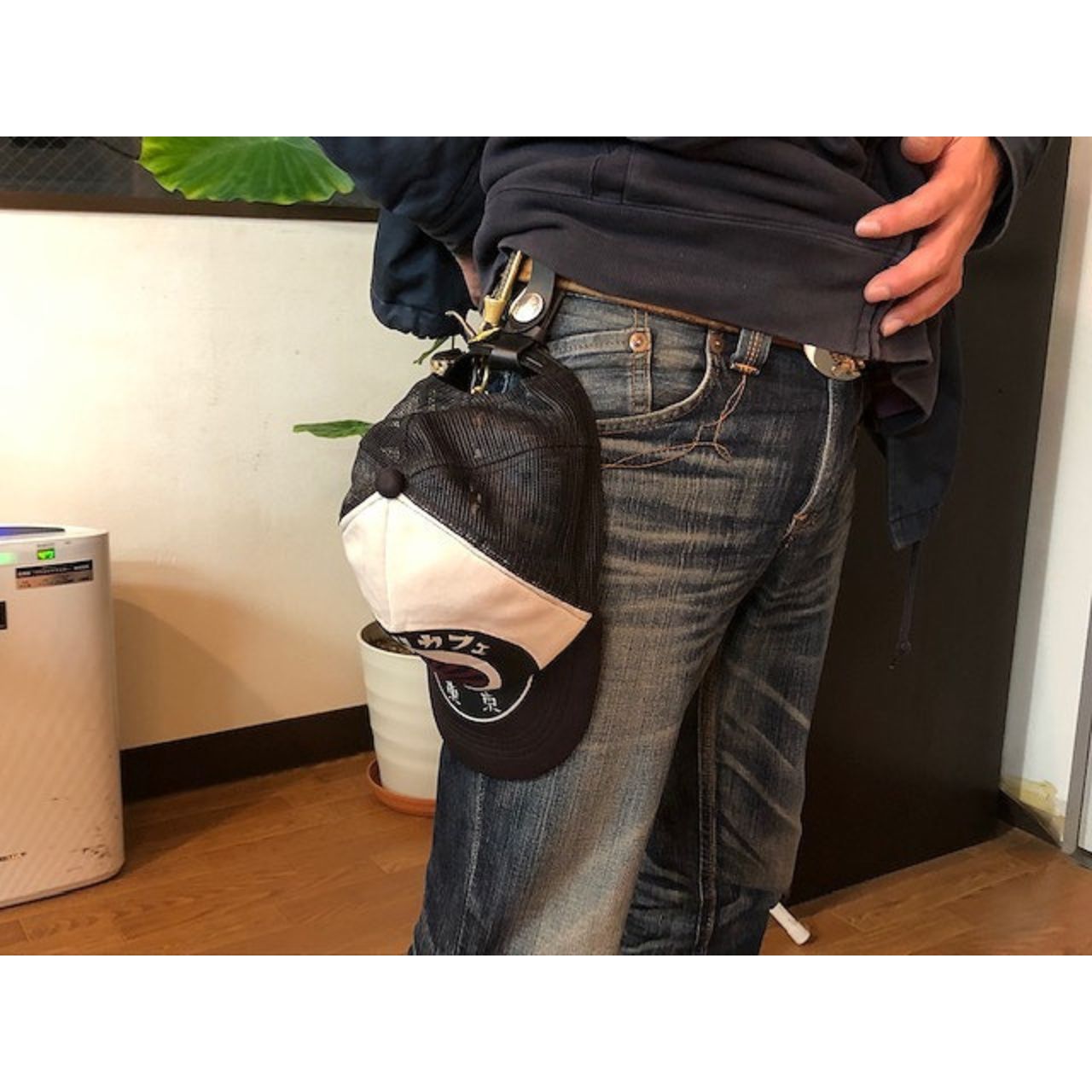 メンズのキャップを腰につけるのダサくないおしゃれなコーディネート例
