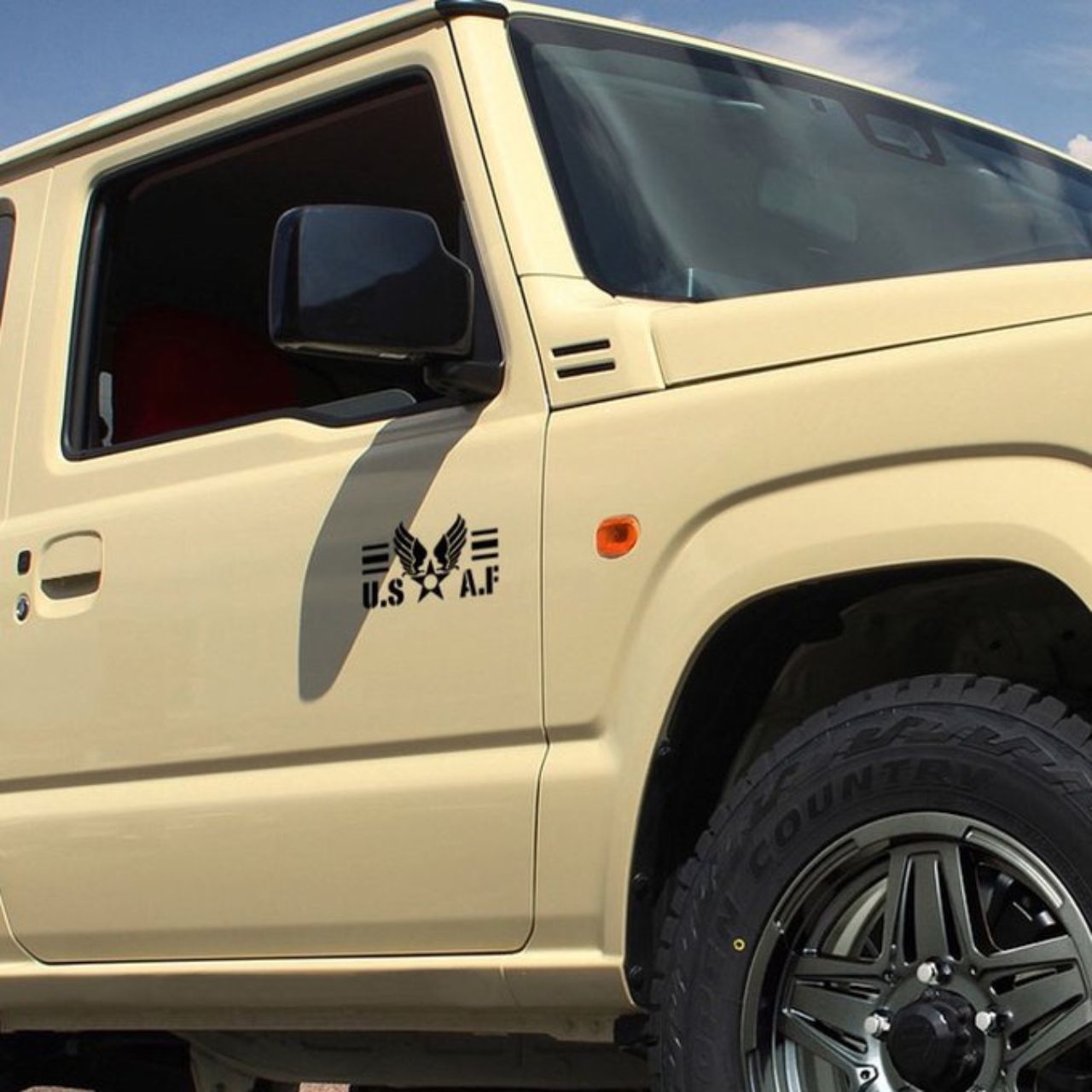 メンズの車にステッカーのダサくないおしゃれなコーディネート例
