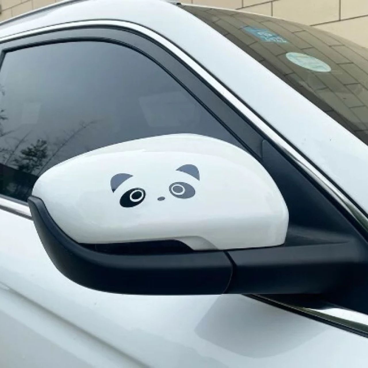レディースの車にステッカーのダサくないおしゃれなコーディネート例
