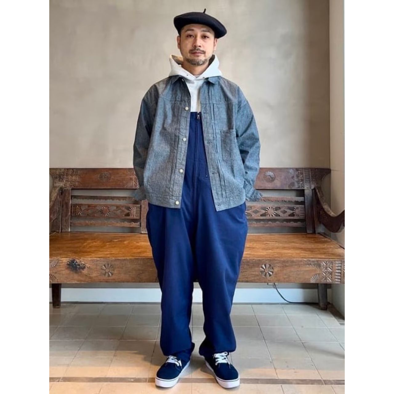 メンズのシャンブレーシャツのダサくないおしゃれなコーディネート例