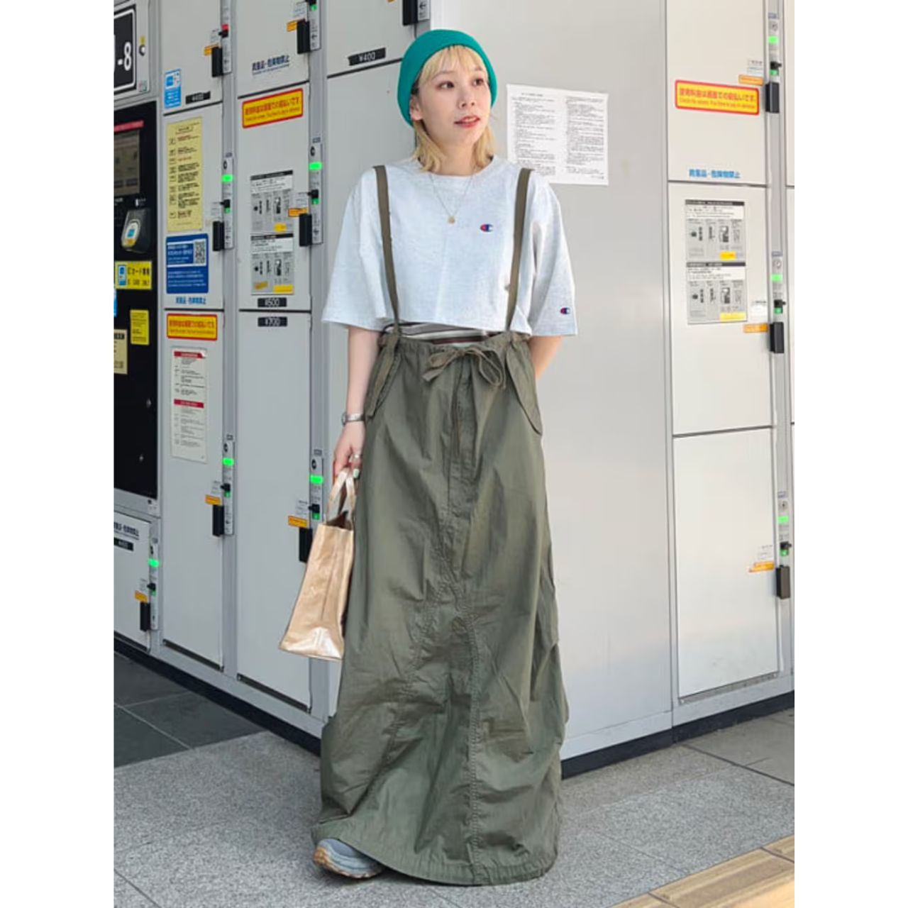 レディースのチャンピオンブランドの服のダサくないおしゃれなコーディネート例
