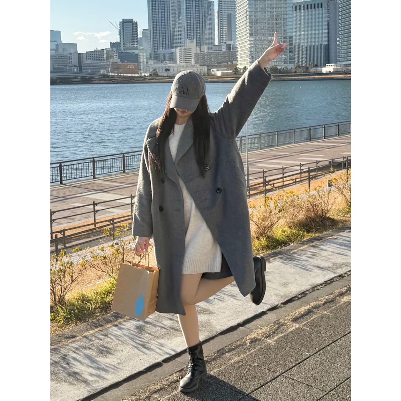 レディースのチェスターコートにキャップのダサくないおしゃれなコーディネート例