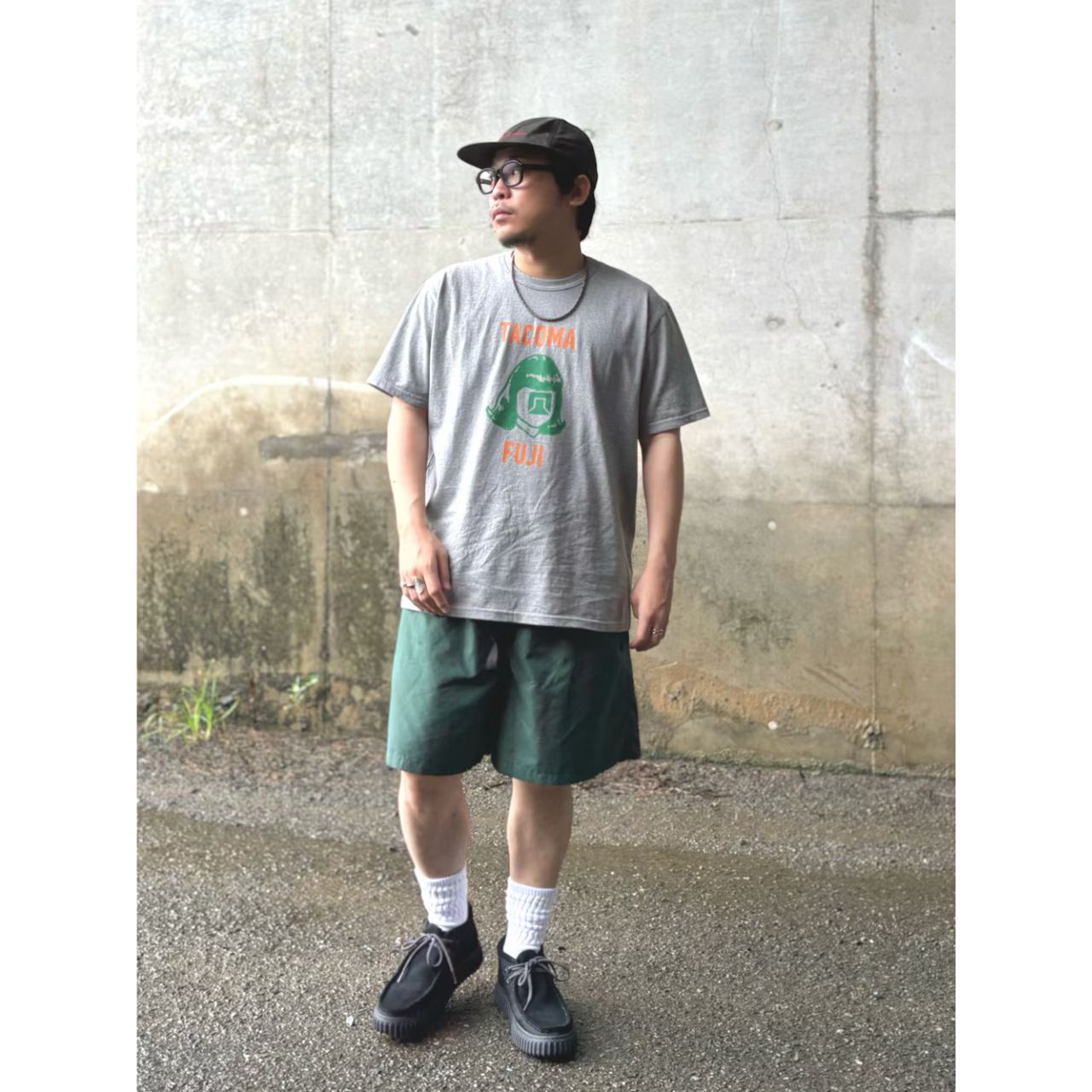 メンズのクラークスのダサくないおしゃれなコーディネート例