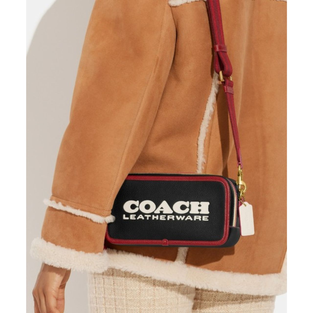 メンズのCOACHのカメラバッグのダサくないおしゃれなコーディネート例