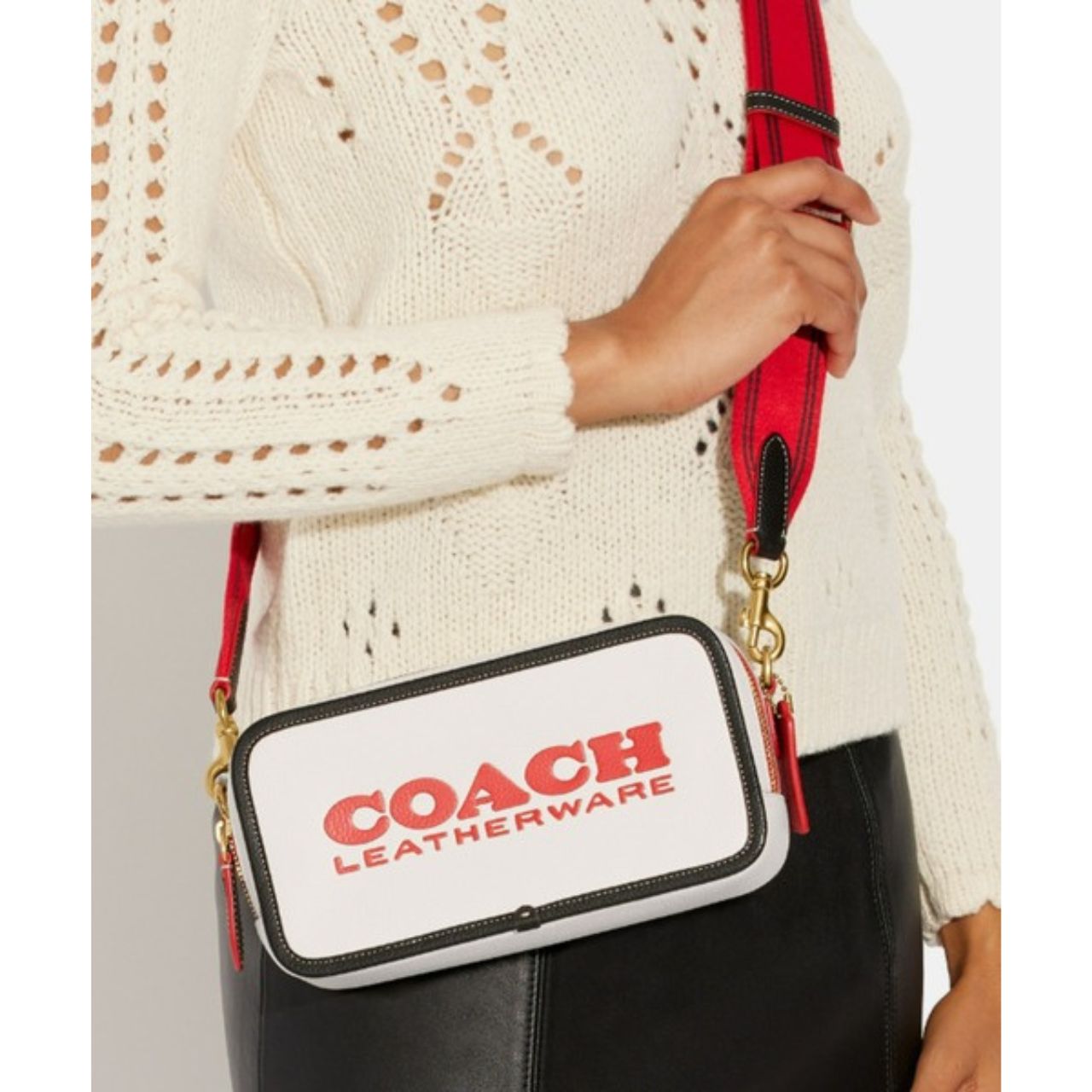 レディースのCOACHのカメラバッグのダサくないおしゃれなコーディネート例