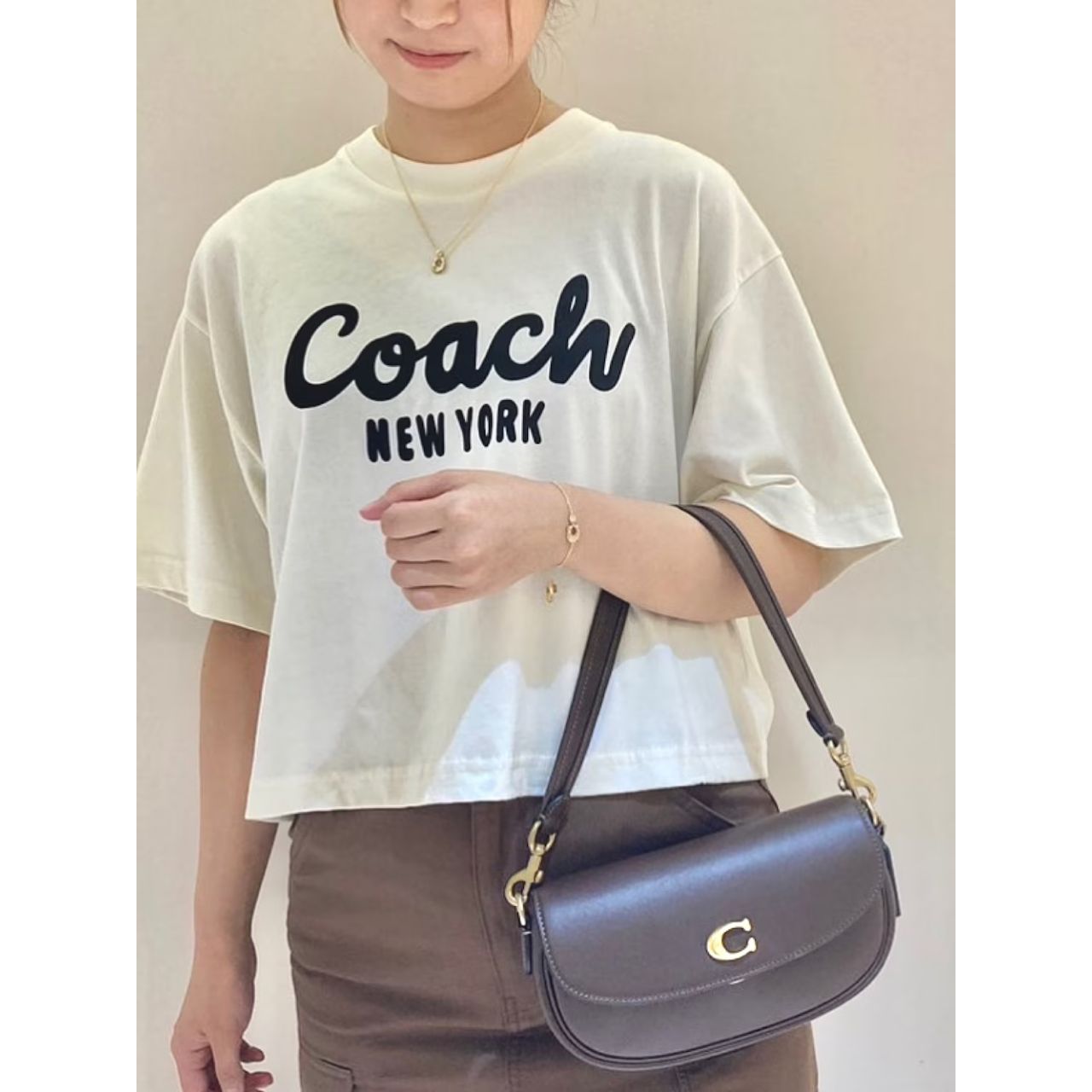 レディースのCOACHのネックレスのダサくないおしゃれなコーディネート例