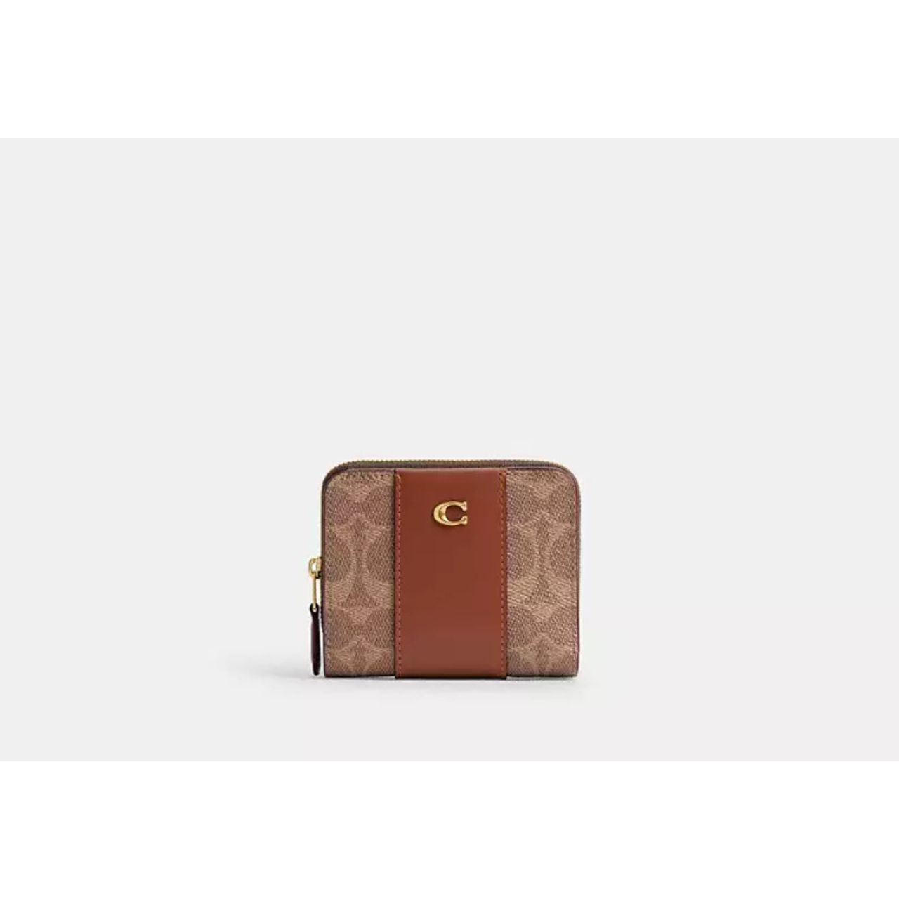 レディースのCOACHシグネチャーの財布のダサくないおしゃれなコーディネート例
