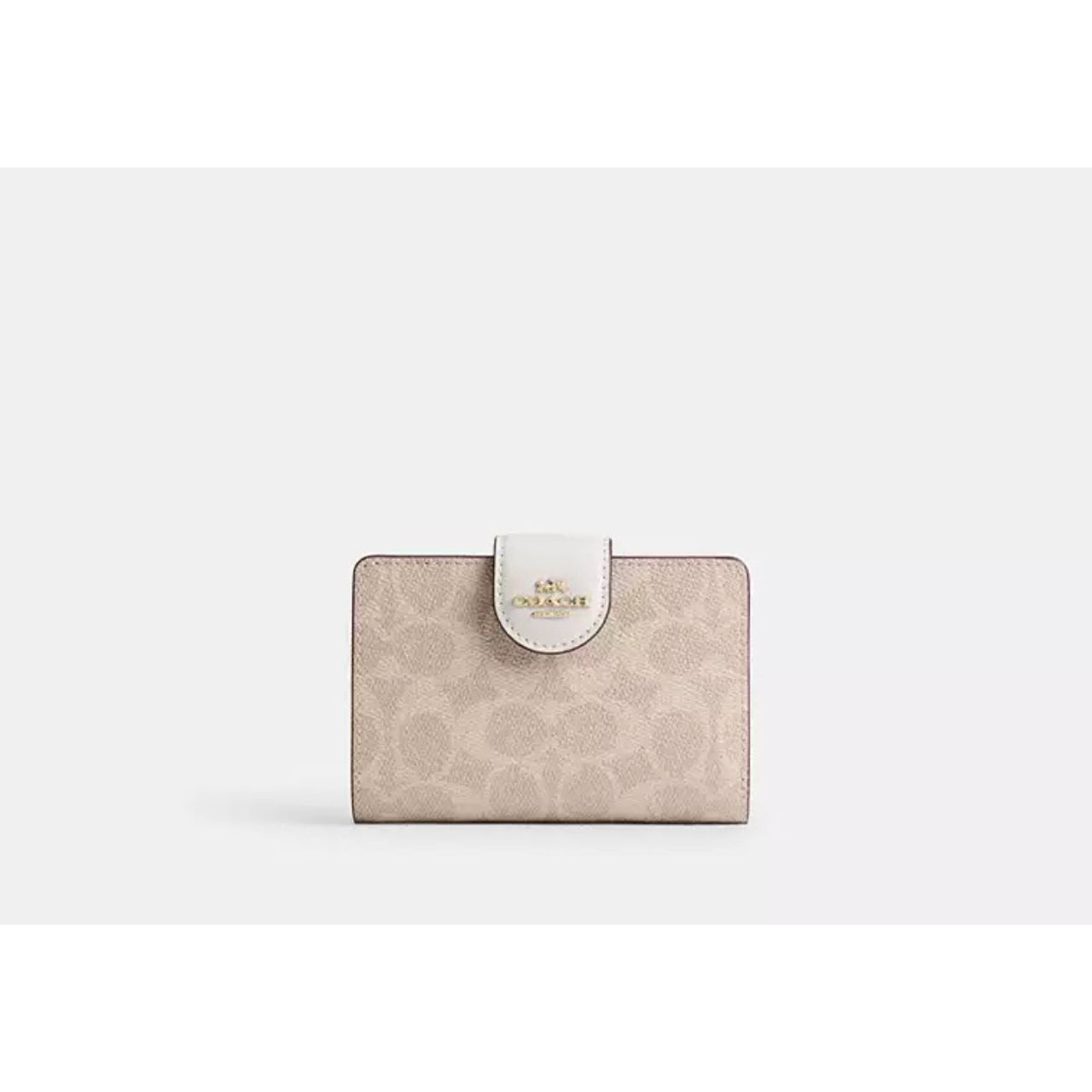 レディースのCOACHシグネチャーの財布のダサくないおしゃれなコーディネート例
