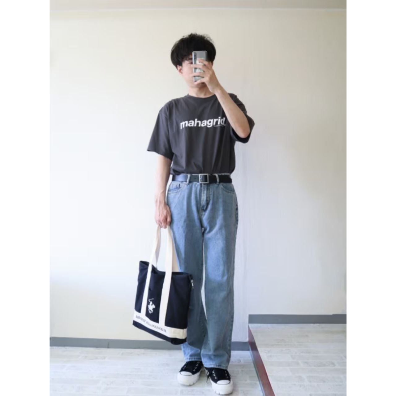 メンズのカレッジTシャツのダサくないおしゃれなコーディネート例