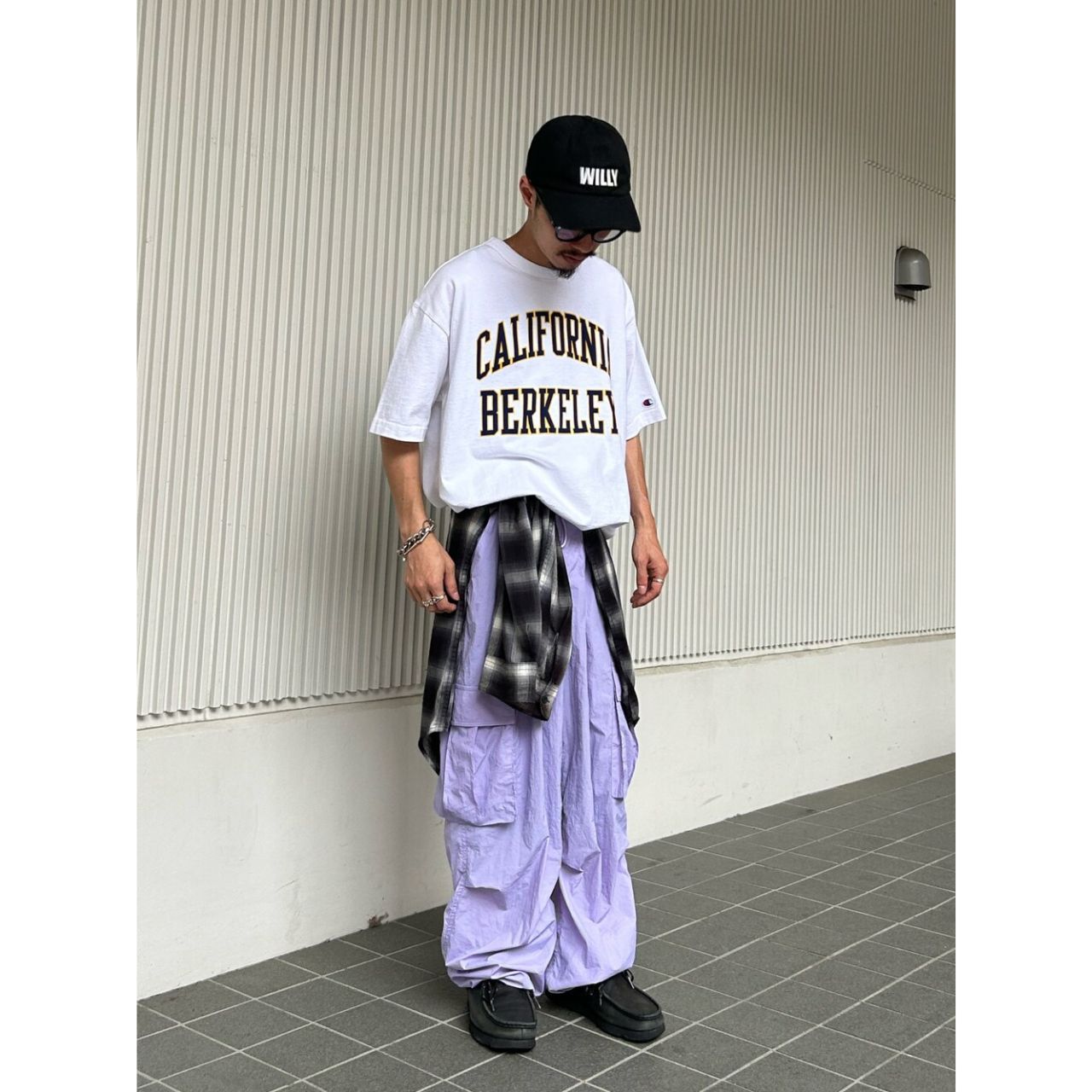 メンズのカレッジTシャツのダサくないおしゃれなコーディネート例
