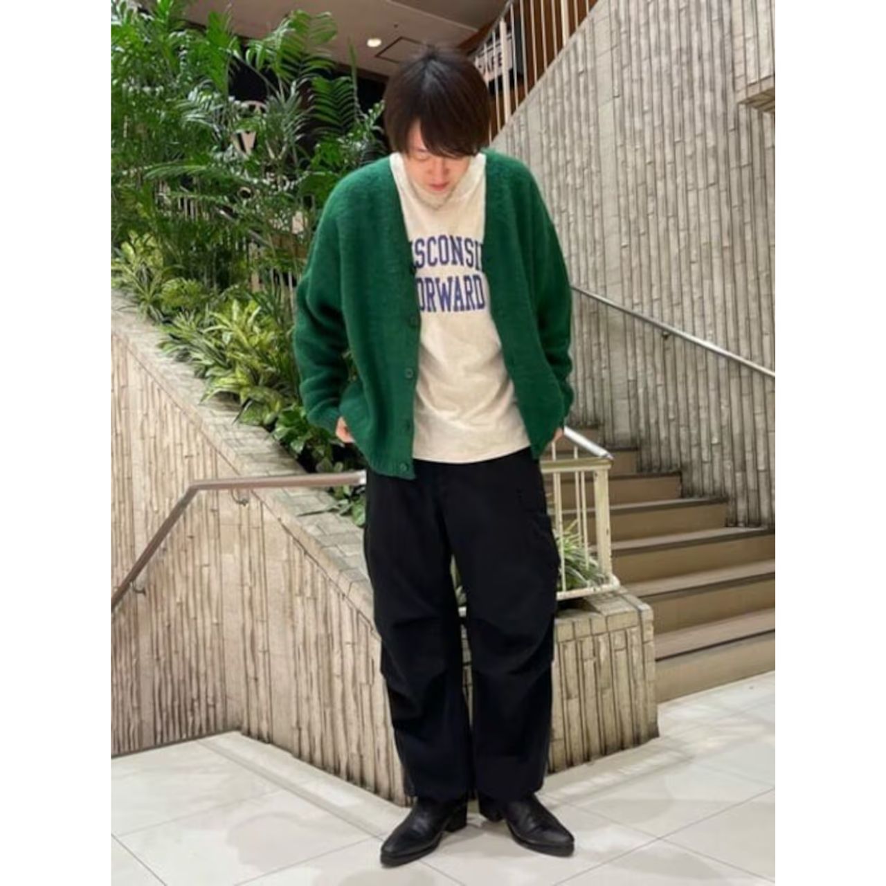メンズのカレッジTシャツのダサくないおしゃれなコーディネート例