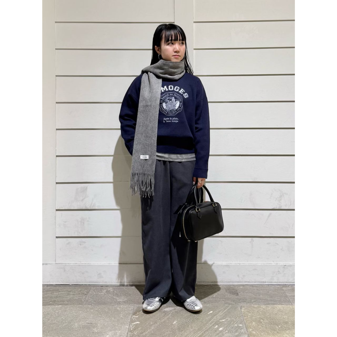 レディースのカレッジTシャツのダサくないおしゃれなコーディネート例
