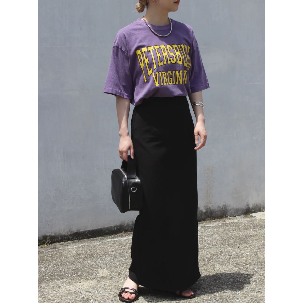 レディースのカレッジTシャツのダサくないおしゃれなコーディネート例