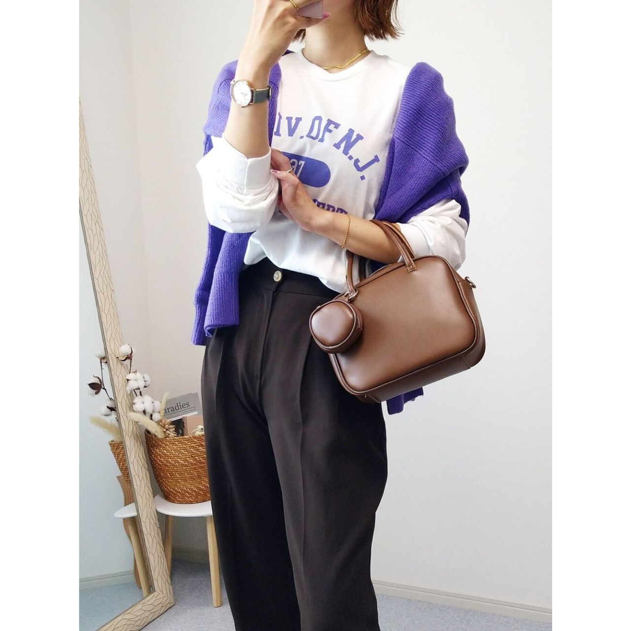 レディースのカレッジTシャツのダサくないおしゃれなコーディネート例