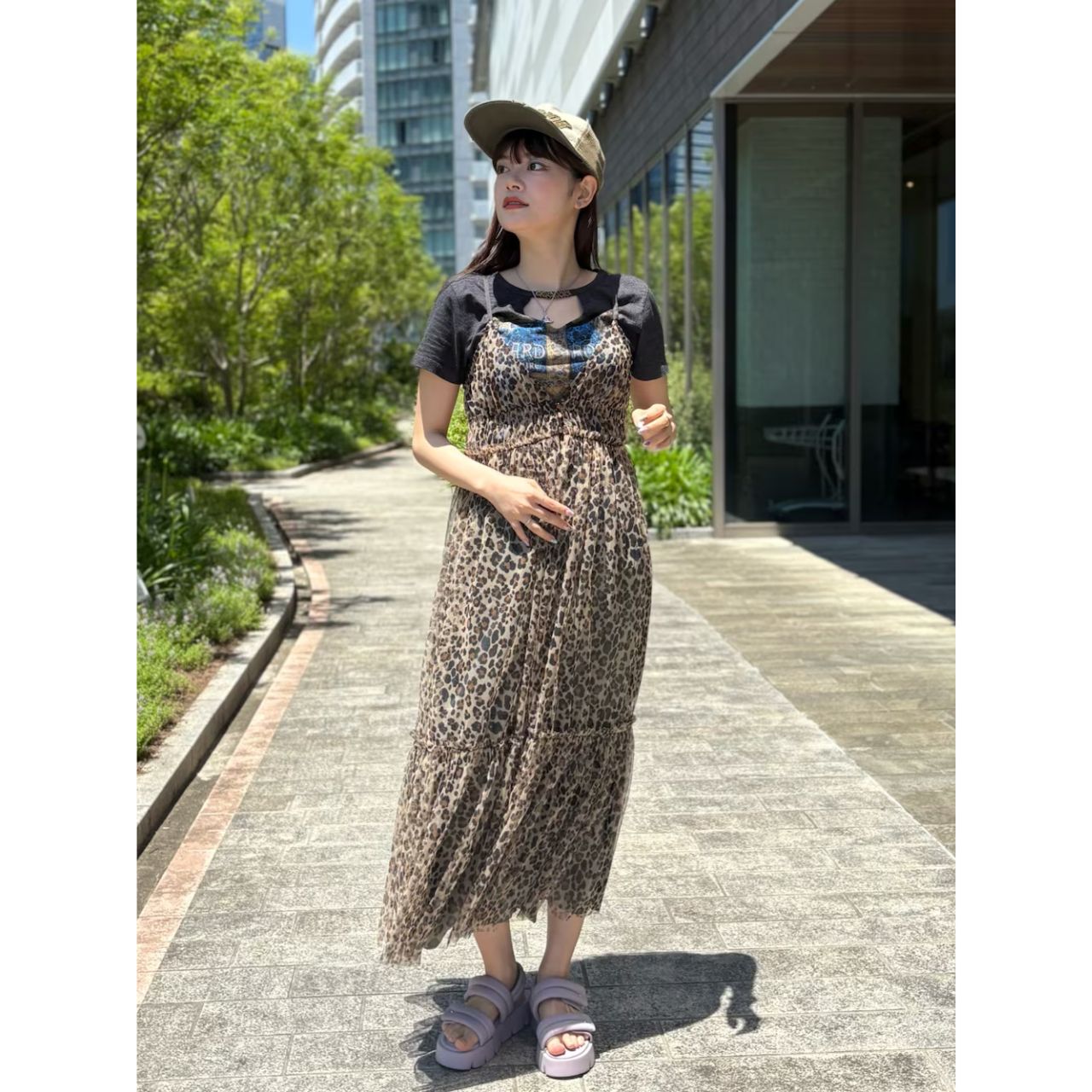 レディースのダメージキャップのダサくないおしゃれなコーディネート例